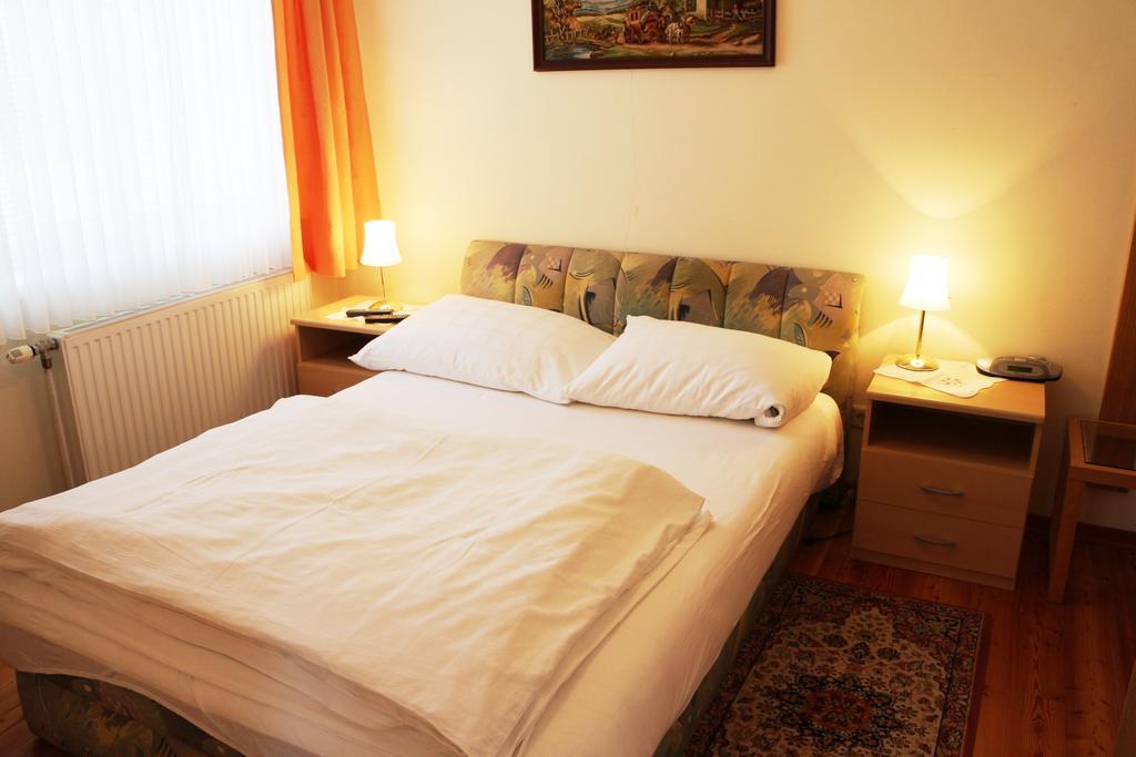 Haus Zu Den Zwei Eichen Apartman Perchtoldsdorf Szoba fotó